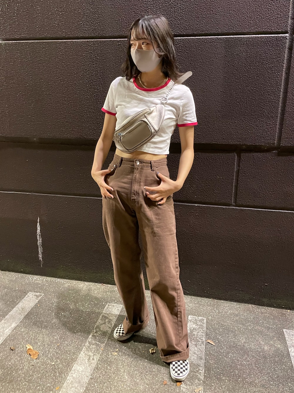 「デニムパンツ、ブラウンデニム、ブラウンコーデ、ビッグシルエット、メンズライク、ショート丈トップス、やっぱりストリートが好き、ストリート女子、シルバーバッグ、バンズスリッポン、韓国ストリート、韓国ファッション、秋カラー、ブラウンパンツ、高身長女子」｜「VANSの＜VANS（バンズ）＞チェッカークラシックスリッポン/スニーカー（スリッポン、ブラック系）」を使った、ニミコさん（レディース・168cm）の秋コーディネートの1枚目の写真