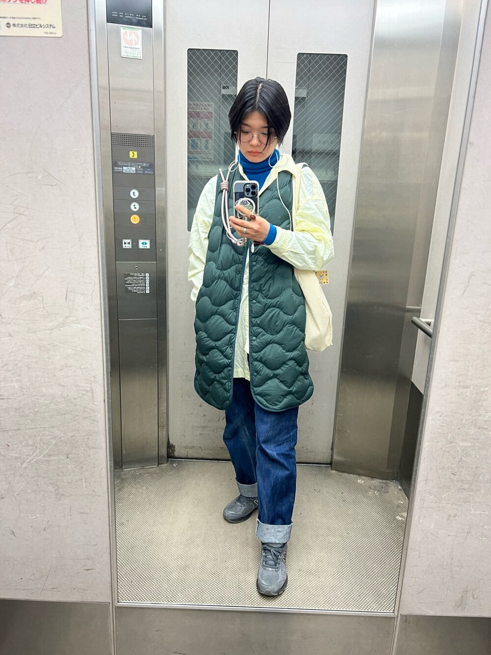 「UNIQLO、シャツ、春色、ダウンベスト、ニューバランス」｜「UNIQLOのアイテム（ダウンベスト、グリーン系）」を使った、t🥀さん（レディース・165cm）の冬コーディネートの1枚目の写真