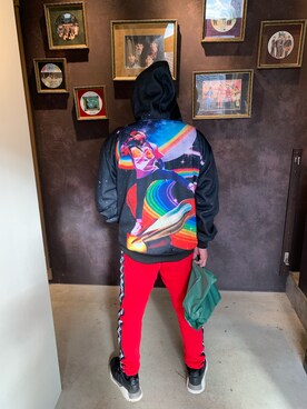 「アイテム（スウェットパンツ、レッド系）」を使った、Bobby Kazuさん（メンズ・173cm）の冬コーディネート