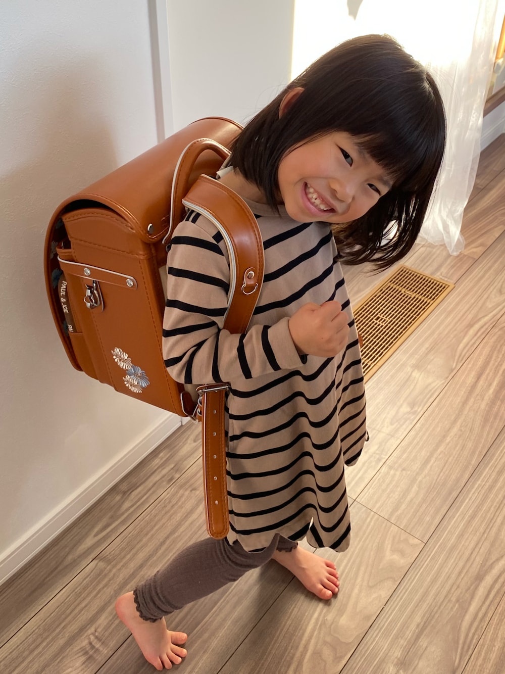 「devirockのスカラップ長袖ワンピース（ワンピース、ベージュ系）」を使った、Kikiさん（キッズ・100cm）の春コーディネートの1枚目の写真