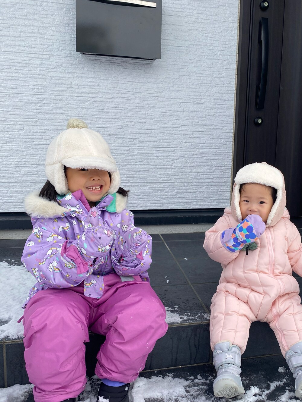「雪遊び」｜「Moujonjonのアイテム（カバーオール、ピンク系）」を使った、Kikiさん（キッズ・100cm）の春コーディネートの1枚目の写真