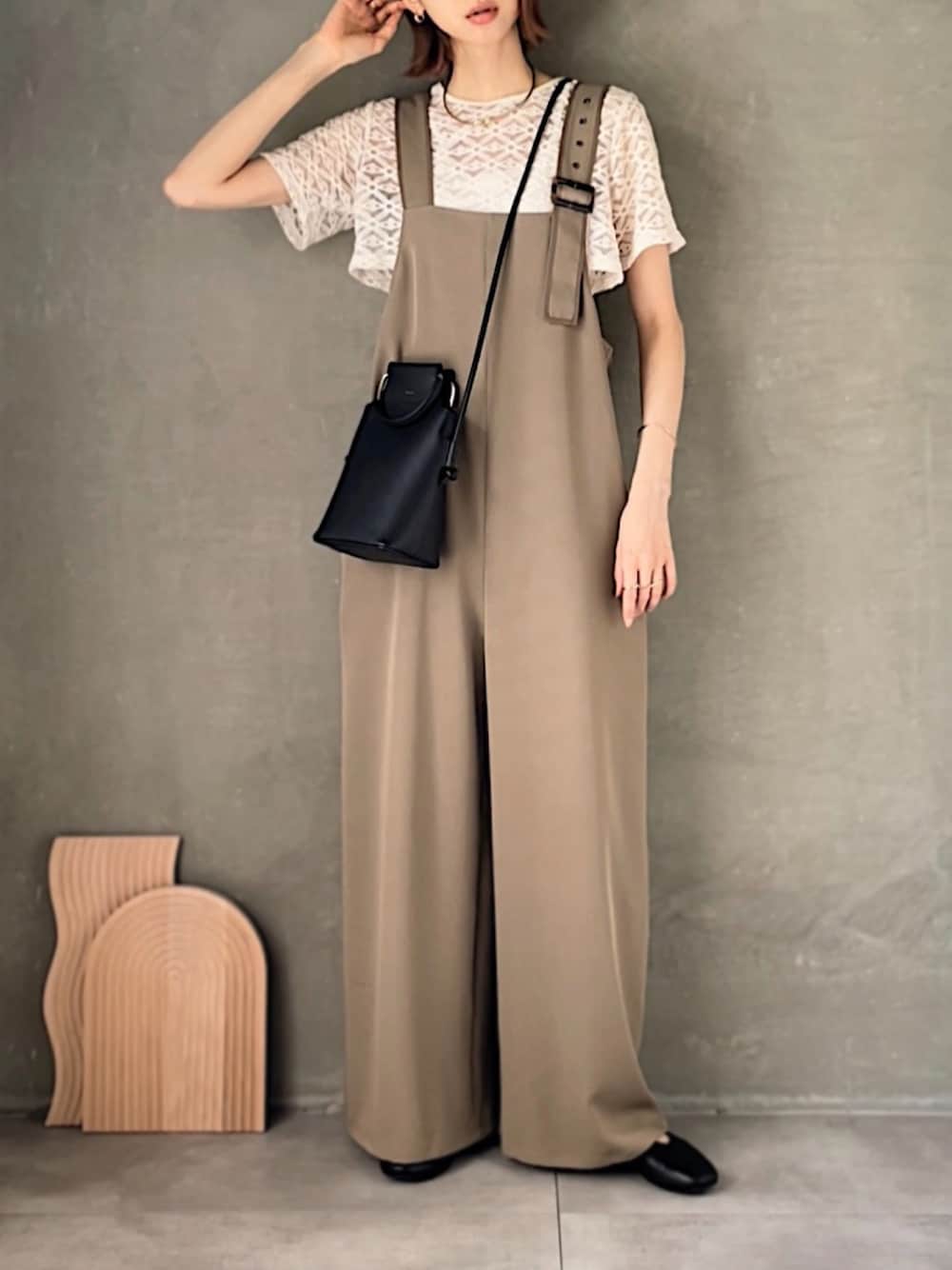 「秋服準備はじめました、きれいめカジュアル、大人カジュアル、サロペット、ショート丈トップス、秋カラー、ゆるコーデ、高身長コーデ、秋先取りコーデ、秋コーデ、ショルダーバッグ、おしゃれさんと繋がりたい、休日スタイル、淡色コーデ」｜「notch.のアシメトリーサロペット（サロペット/オーバーオール、ベージュ系）」を使った、micoronさん（レディース・167cm）の夏コーディネートの1枚目の写真