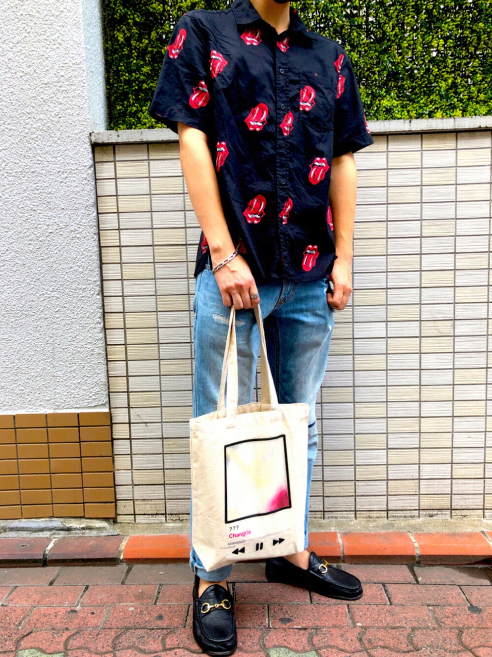 ブラック系のシャツ/ブラウス、ベージュ系のトートバッグ、ブルー系のデニムパンツを着用したメンズの夏コーディネートの1枚目の写真