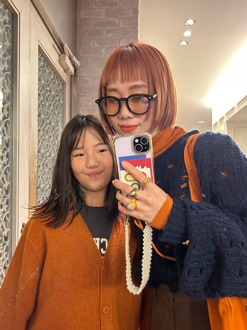 ブルー系のニット/セーターを着用したレディースの秋コーディネートの1枚目の写真