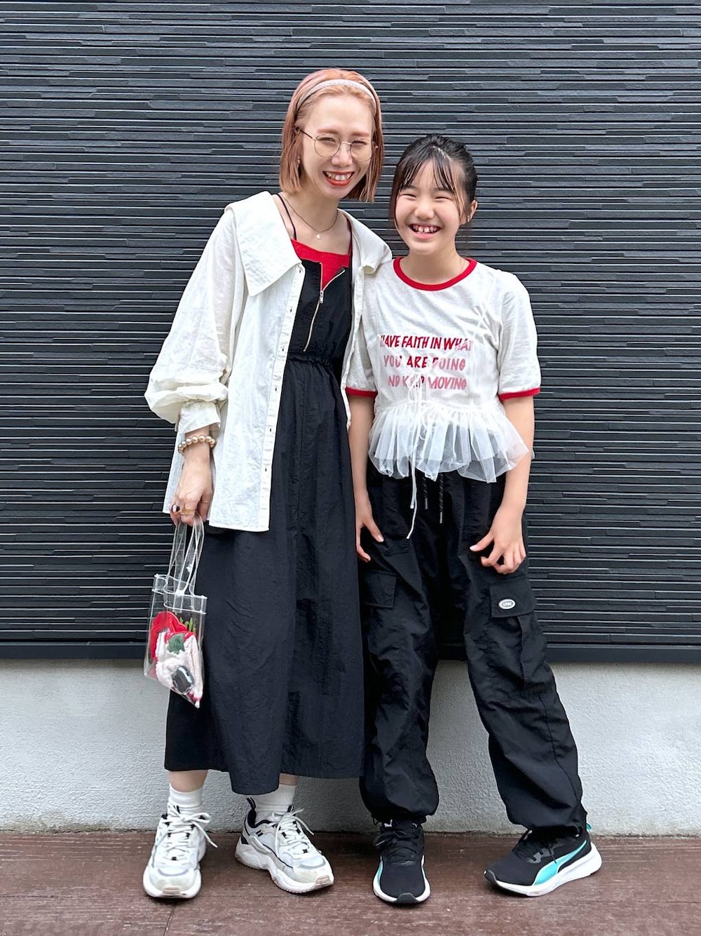 「ママコーデ、メガネ、着痩せ・細見え、女子ウケ、個性派、差し色コーデ、春コーデ、ローリーズスタイル_LOWRYS FARM、公認インフルエンサー_LOWRYS FARM、大人女子カジュアル_LOWRYS FARM、カジュアル、LOWRYS FARM、Tシャツ、キャミソール」｜「LOWRYS FARMの２ＷＡＹポケジャンスカ  102177（ワンピース、ブラック系）」を使った、milkさん（レディース・160cm）の春コーディネートの1枚目の写真