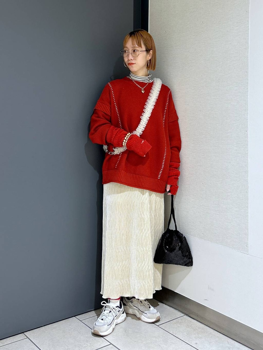 「ドットエスティセール、女子ウケ、着痩せ・細見え、個性派、差し色コーデ、ママコーデ、冬コーデ、ローリーズスタイル_LOWRYS FARM、公認インフルエンサー_LOWRYS FARM、大人女子カジュアル_LOWRYS FARM、カジュアル、メガネ、LOWRYS FARM、ニット、スカート」｜「LOWRYS FARMのボーダータートル　167936（Tシャツ/カットソー、ホワイト系）」を使った、milkさん（レディース・160cm）の冬コーディネートの1枚目の写真