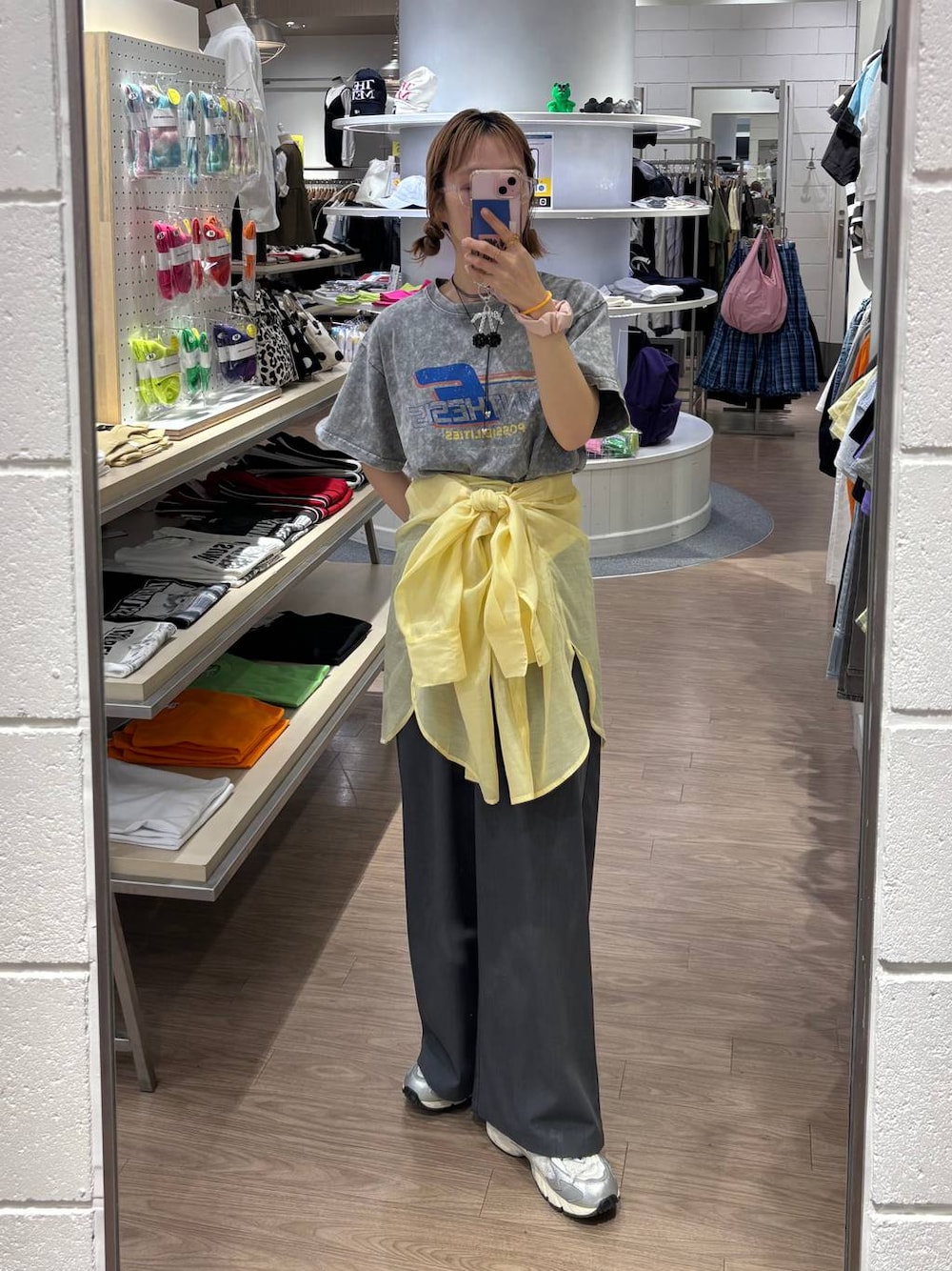 グレー系のスニーカー、イエロー系のシャツ/ブラウス、グレー系のその他パンツを着用したレディースの春コーディネートの1枚目の写真