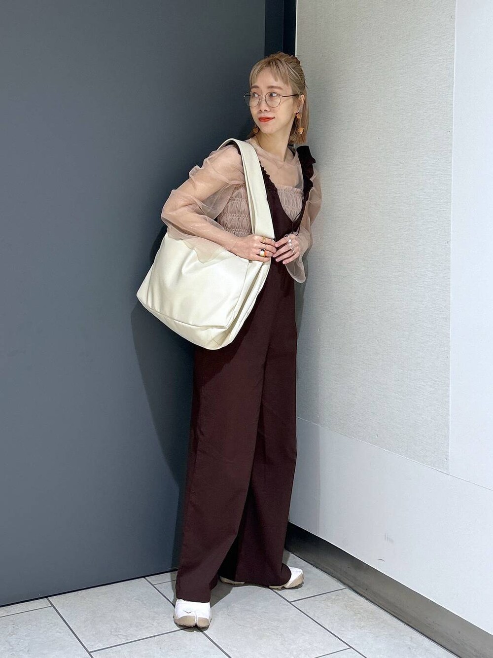 「女子ウケ、個性派、差し色コーデ、ママコーデ、春コーデ、ローリーズスタイル_LOWRYS FARM、公認インフルエンサー_LOWRYS FARM、大人女子カジュアル_LOWRYS FARM、カジュアル、メガネ、LOWRYS FARM、着痩せ・細見え、サロペット、レイヤードスタイル、ビスチェ」｜「LOWRYS FARMのスタイルＵＰクロスカップキャミ　100757（Tシャツ/カットソー、ブラック系）」を使った、milkさん（レディース・160cm）の春コーディネートの1枚目の写真