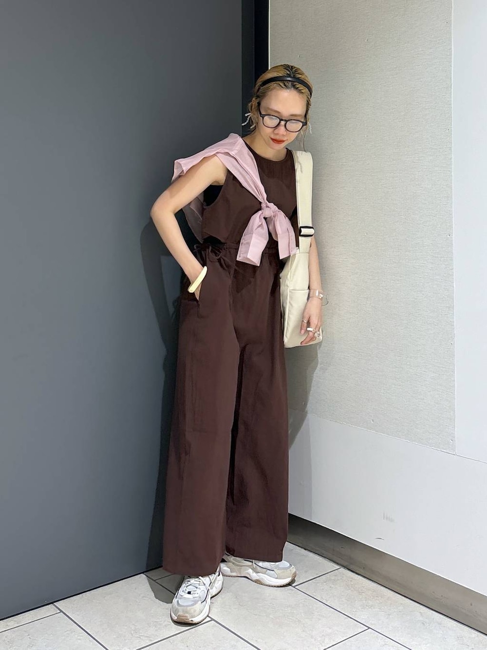「シャツ、女子ウケ、個性派、差し色コーデ、ママコーデ、春コーデ、ローリーズスタイル_LOWRYS FARM、公認インフルエンサー_LOWRYS FARM、大人女子カジュアル_LOWRYS FARM、カジュアル、メガネ、LOWRYS FARM、着痩せ・細見え」｜「LOWRYS FARMのオールインワン  107994（サロペット/オーバーオール、ブラウン系）」を使った、milkさん（レディース・160cm）の夏コーディネートの1枚目の写真