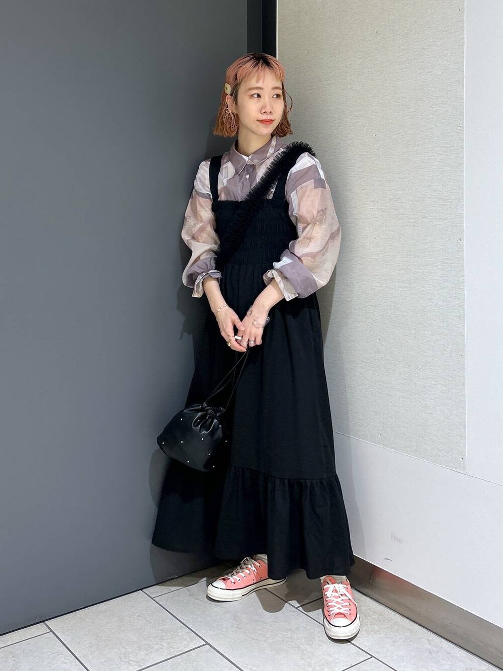 「女子ウケ、個性派、差し色コーデ、ママコーデ、春コーデ、ローリーズスタイル_LOWRYS FARM、公認インフルエンサー_LOWRYS FARM、大人女子カジュアル_LOWRYS FARM、カジュアル、メガネ、LOWRYS FARM、着痩せ・細見え、ワンピース、シャツ」｜「LOWRYS FARMの２ＷＡＹシャーリングＯＰ　106268（ワンピース、ブラック系）」を使った、milkさん（レディース・160cm）の春コーディネートの1枚目の写真
