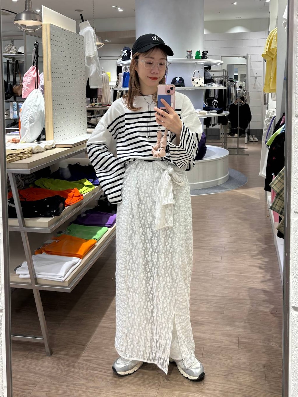 「女子ウケ、個性派、差し色コーデ、ママコーデ、春コーデ、ローリーズスタイル_LOWRYS FARM、公認インフルエンサー_LOWRYS FARM、大人女子カジュアル_LOWRYS FARM、カジュアル、メガネ、LOWRYS FARM、着痩せ・細見え、ボーダー、スニーカー」｜「niko and...の【New Balance(ニューバランス)】ML725（スニーカー、グレー系）」を使った、milkさん（レディース・160cm）の春コーディネートの1枚目の写真