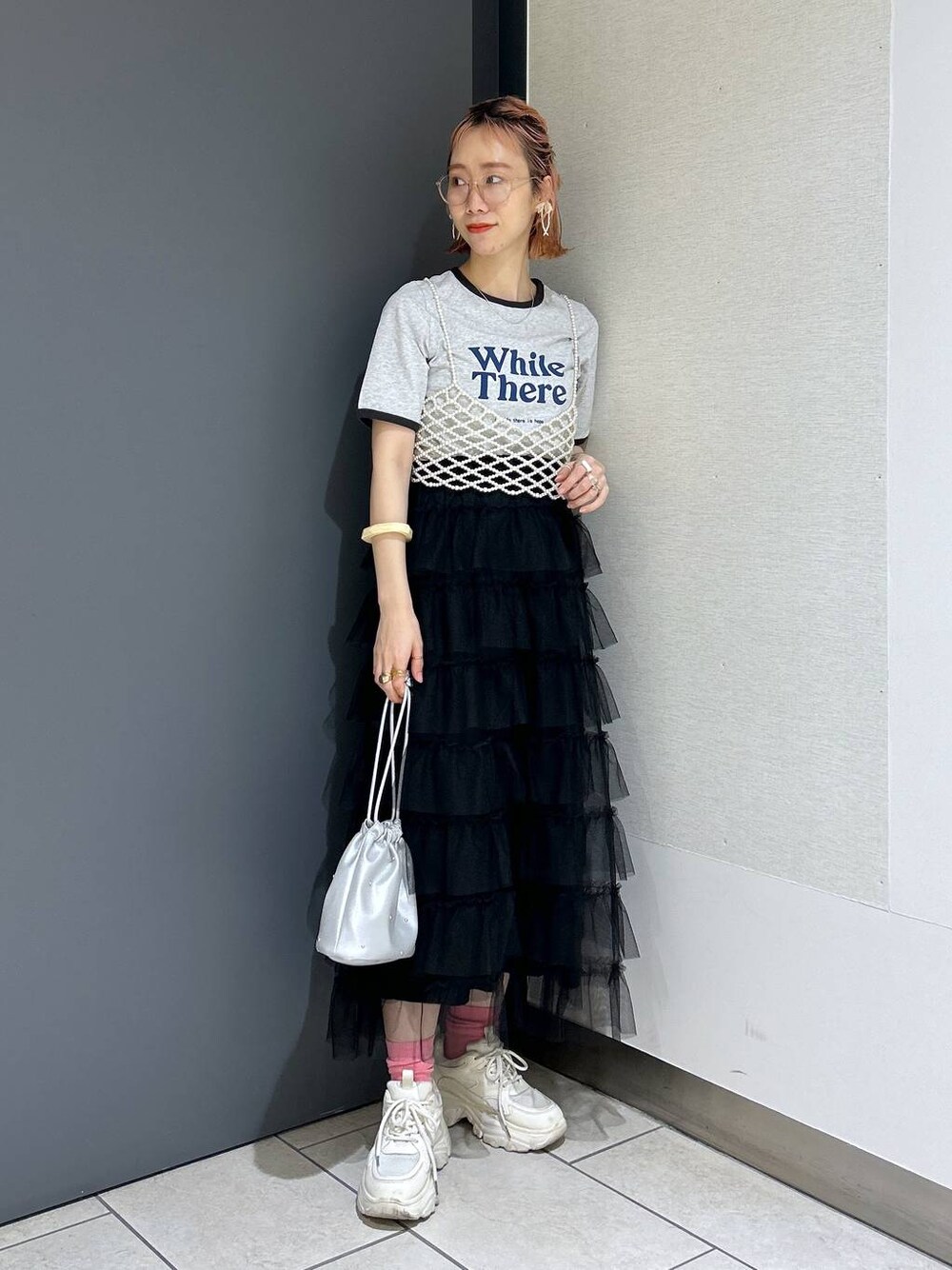 「ママコーデ、女子ウケ、個性派、差し色コーデ、春コーデ、ローリーズスタイル_LOWRYS FARM、公認インフルエンサー_LOWRYS FARM、大人女子カジュアル_LOWRYS FARM、カジュアル、メガネ、LOWRYS FARM、着痩せ・細見え、スカート、Tシャツ」｜「LOWRYS FARMのロゴプリントサーマルソックス　103904（シューズ小物/雑貨、ピンク系）」を使った、milkさん（レディース・160cm）の春コーディネートの1枚目の写真