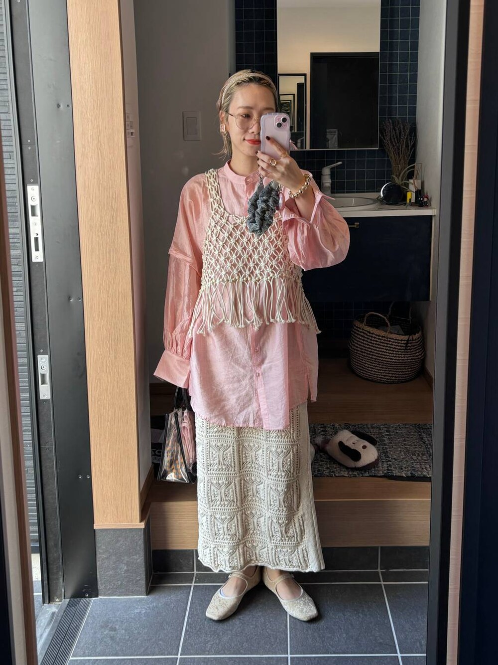 「女子ウケ、個性派、差し色コーデ、ママコーデ、春コーデ、ローリーズスタイル_LOWRYS FARM、公認インフルエンサー_LOWRYS FARM、大人女子カジュアル_LOWRYS FARM、カジュアル、メガネ、LOWRYS FARM、着痩せ・細見え、niko and ...、ベスト、Me%」｜「Me%の【ストラップシート付き】ラメシュシュハンドルストラップ 107655（スマホグッズ、グレー系）」を使った、milkさん（レディース・160cm）の夏コーディネートの1枚目の写真