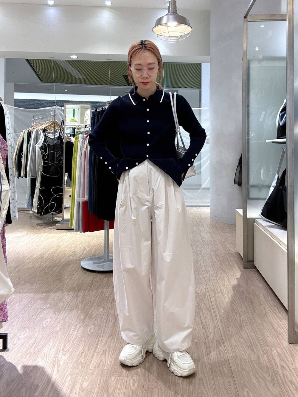 「女子ウケ、個性派、差し色コーデ、ママコーデ、冬コーデ、ローリーズスタイル_LOWRYS FARM、公認インフルエンサー_LOWRYS FARM、大人女子カジュアル_LOWRYS FARM、カジュアル、メガネ、LOWRYS FARM、着痩せ・細見え、秋冬新作、ニット、スニーカー」｜「LOWRYS FARMの４ＲＯＯＭショルダーＢＡＧ138730（ショルダーバッグ、シルバー系）」を使った、milkさん（レディース・160cm）の冬コーディネートの1枚目の写真
