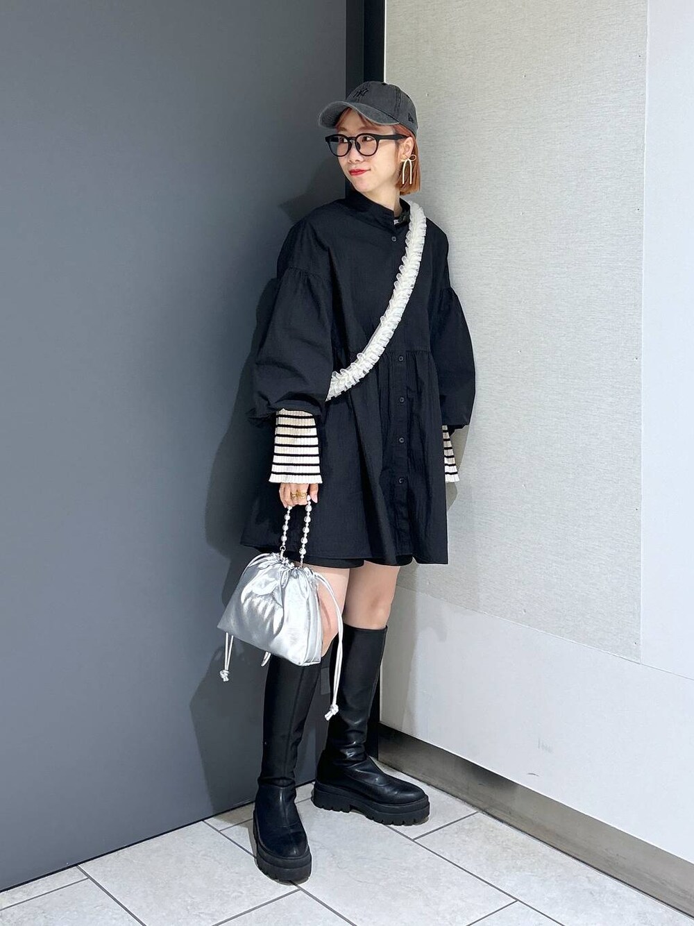 「カジュアル、メガネ、LOWRYS FARM、ローリーズスタイル_LOWRYS FARM、公認インフルエンサー_LOWRYS FARM、大人女子カジュアル_LOWRYS FARM、ワンピース、ショートパンツ、キャップ、Me%、モバイルグッズ_Me%、着痩せ・細見え、女子ウケ、個性派、差し色コーデ」｜「LOWRYS FARMのウォッシュドＣＡＰＮＥＷＥＲＡ　102577（キャップ、ブラック系）」を使った、milkさん（レディース・160cm）の冬コーディネートの1枚目の写真