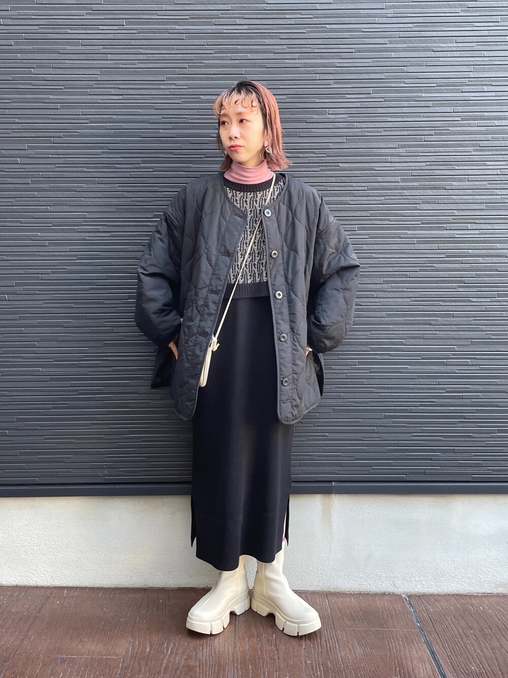 「ローリーズファーム(LOWRYS FARM)、LOWRYS FARM、lowrysfarm、ママコーデ、ママファッション、ワンピース、スニーカーブーツ、ショートブーツ、カラーソックス、キルティング、キルティングジャケット、タートルネック、ピンク」｜「LOWRYS FARMのウォームカラータートル　229392（Tシャツ/カットソー、ピンク系）」を使った、milkさん（レディース・160cm）の冬コーディネートの1枚目の写真