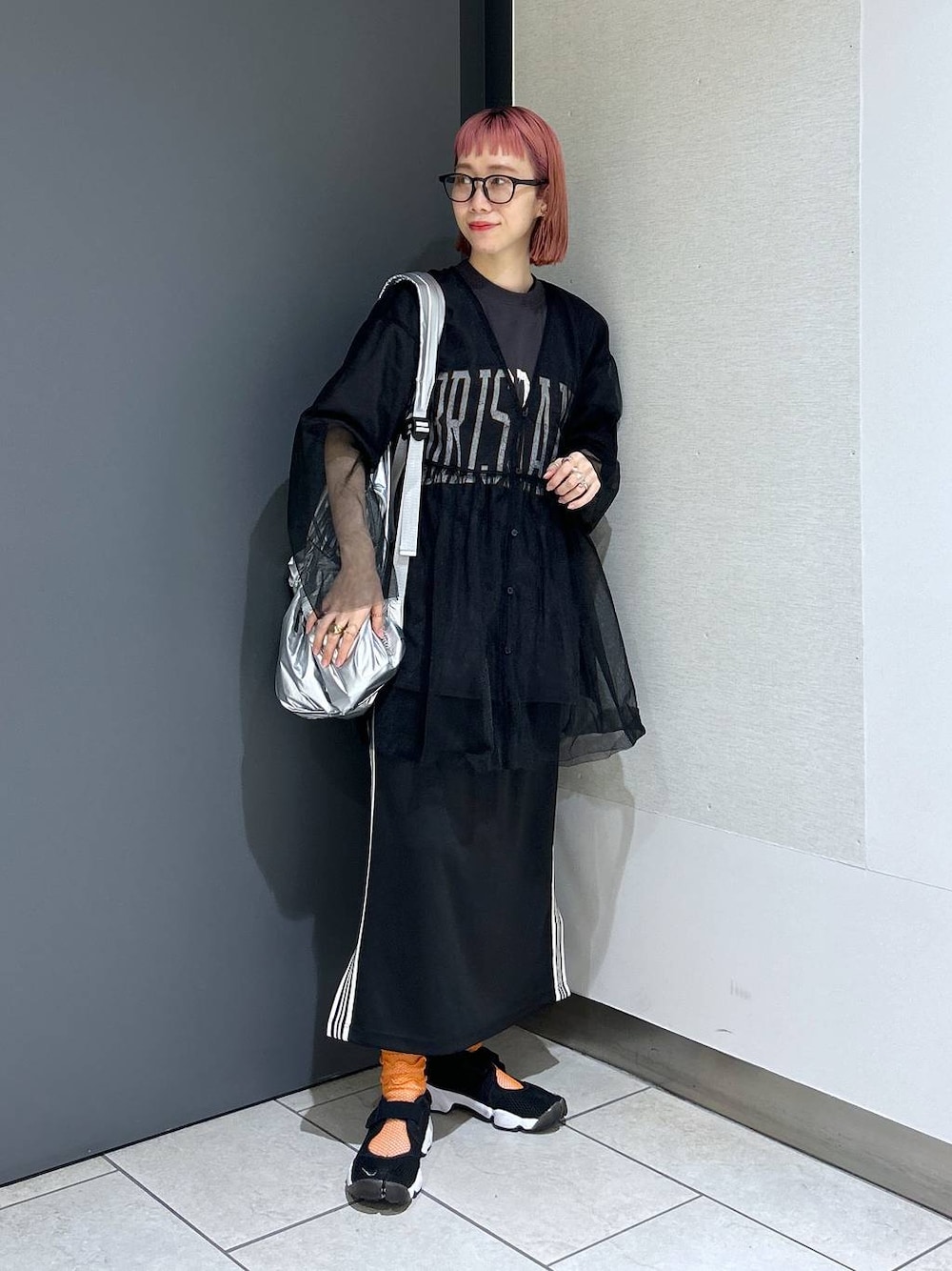 グレー系のTシャツ/カットソー、ブラック系のシャツ/ブラウス、ブラック系のスカートを着用したレディースの春コーディネートの1枚目の写真