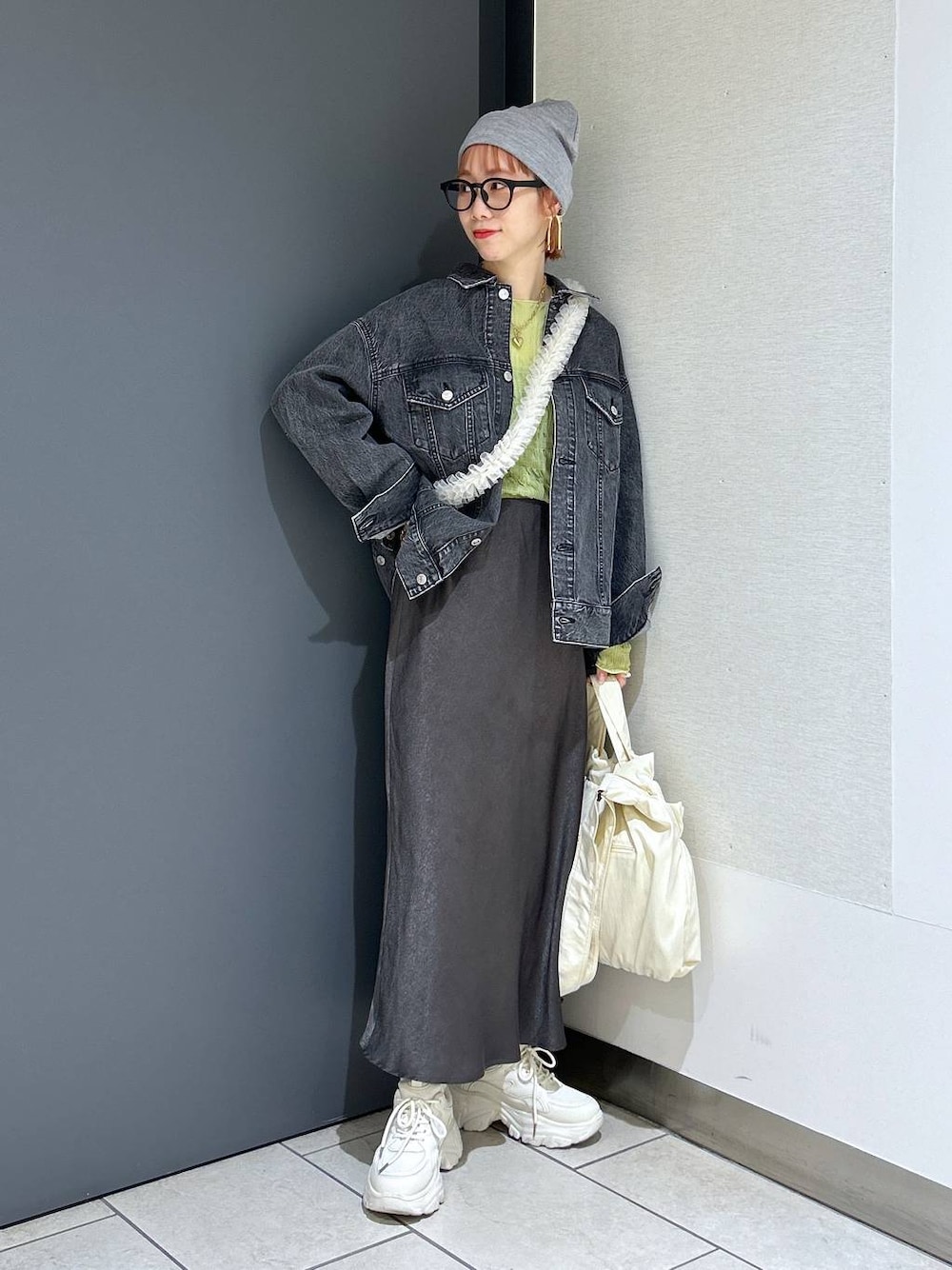 「個性派、差し色コーデ、ママコーデ、冬コーデ、ローリーズスタイル_LOWRYS FARM、LOWRYS FARM、着痩せ・細見え、アウター、デニムジャケット、スカート、ロングスカート、女子ウケ、公認インフルエンサー_LOWRYS FARM、大人女子カジュアル_LOWRYS FARM、カジュアル」｜「LOWRYS FARMのステンレスハートトップネックレス　967887（ネックレス、ブラウン系）」を使った、milkさん（レディース・160cm）の冬コーディネートの1枚目の写真