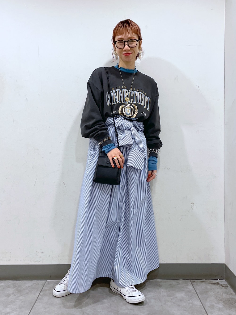 「シャツワンピ、シャツワンピース、LOWRYS FARM、ローリーズファーム(LOWRYS FARM)、ママコーデ、ママファッション、スウェット、レイヤードスタイル、メガネ女子、めがね」｜「LOWRYS FARMのカレッジロゴウラケプルオーバーロングスリーブ　177900（スウェット、グレー系）」を使った、milkさん（レディース・160cm）の冬コーディネートの1枚目の写真