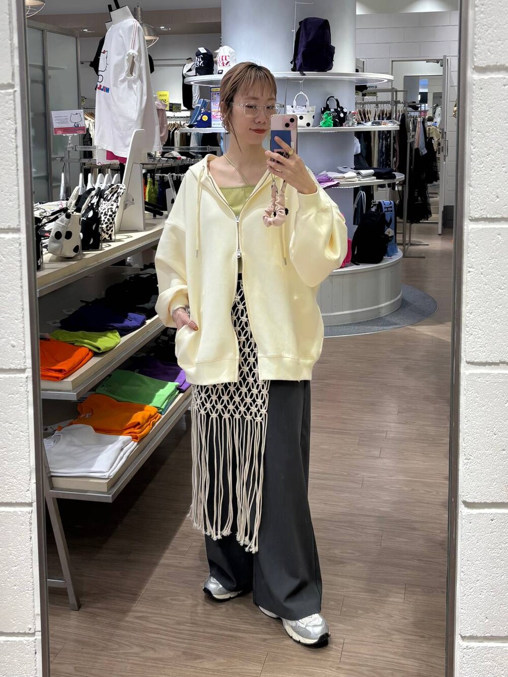 グレー系のスニーカー、グレー系のその他パンツ、イエロー系のキャミソールを着用したレディースの春コーディネートの1枚目の写真