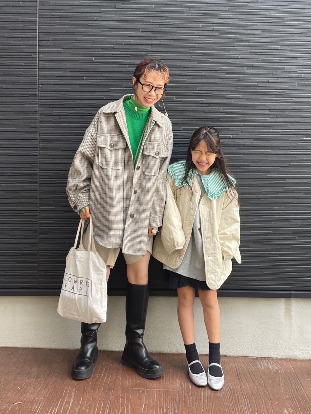 「LOWRYSFARM、lowrysfarmkids、ママコーデ、ママファッション、キッズコーデ、キッズファッション、キルティング、キルティングジャケット、カラータートル、タートルネック、グリーン、ショートパンツ、ロングブーツ、めかね」｜「LOWRYS FARMの厚底ロングブーツ　254939（ブーツ、ブラック系）」を使った、milkさん（レディース・160cm）の秋コーディネートの1枚目の写真