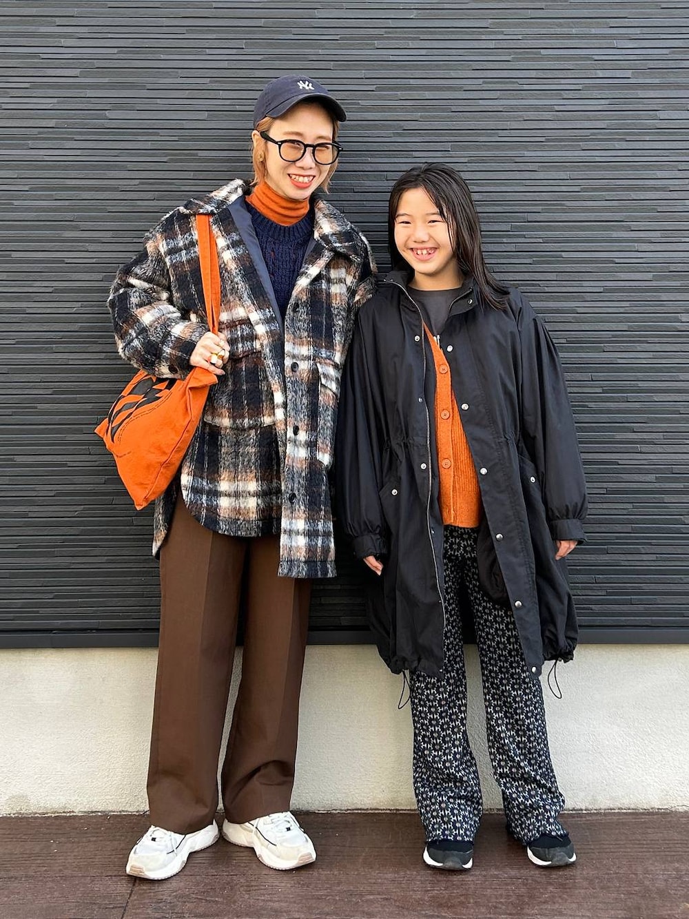 「LOWRYS FARM、ママコーデ、女子ウケ、個性派、差し色コーデ、冬コーデ、ローリーズスタイル_LOWRYS FARM、公認インフルエンサー_LOWRYS FARM、大人女子カジュアル_LOWRYS FARM、カジュアル、メガネ、着痩せ・細見え、親子コーデ、リンクコーデ、ニット」｜「LOWRYS FARMの３ＷＡＹモッズコート　343112（モッズコート、ブラック系）」を使った、milkさん（レディース・160cm）の秋コーディネートの1枚目の写真