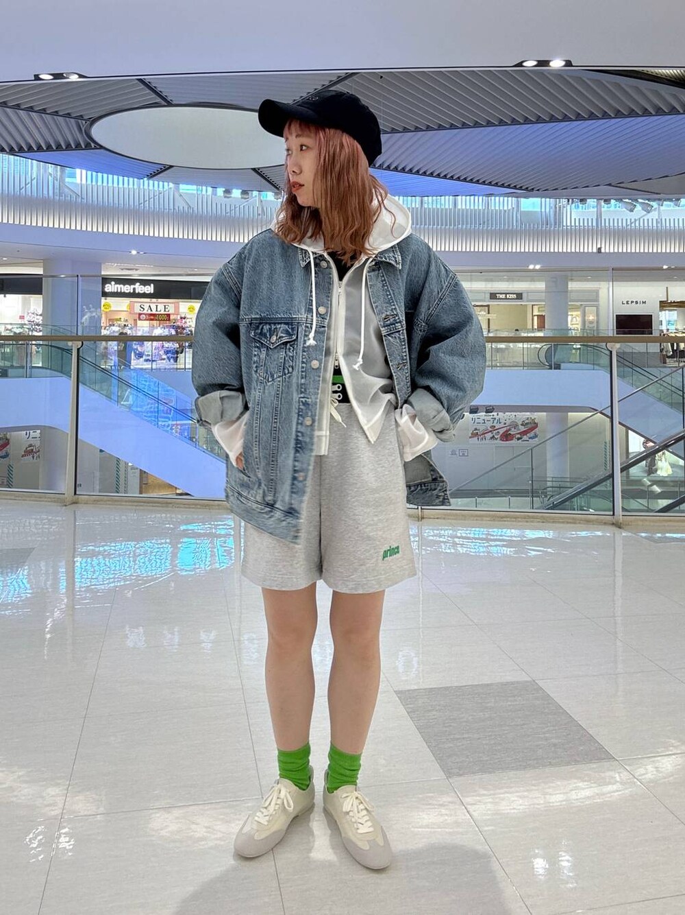 「LOWRYS FARM、着痩せ・細見え、公認インフルエンサー_LOWRYS FARM、大人女子カジュアル_LOWRYS FARM、カジュアル、メガネ、女子ウケ、個性派、差し色コーデ、ママコーデ、冬コーデ、ローリーズスタイル_LOWRYS FARM、春コーデ、春アウター」｜「LOWRYS FARMのＣＯＮＥ／ＢＩＧＧジャン　131366（デニムジャケット、ブルー系）」を使った、milkさん（レディース・160cm）の冬コーディネートの1枚目の写真