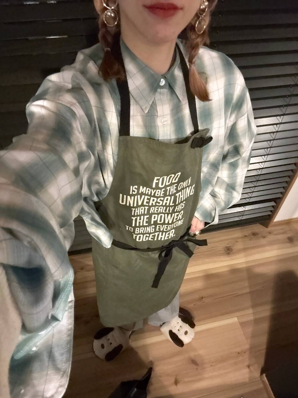 「個性派、ママコーデ、公認インフルエンサー_LOWRYS FARM、大人女子カジュアル_LOWRYS FARM、カジュアル、LOWRYS FARM、BAYFLOW、エプロン」｜「BAYFLOWのBF FOODエプロン（エプロン、グリーン系）」を使った、milkさん（レディース・160cm）の冬コーディネートの1枚目の写真