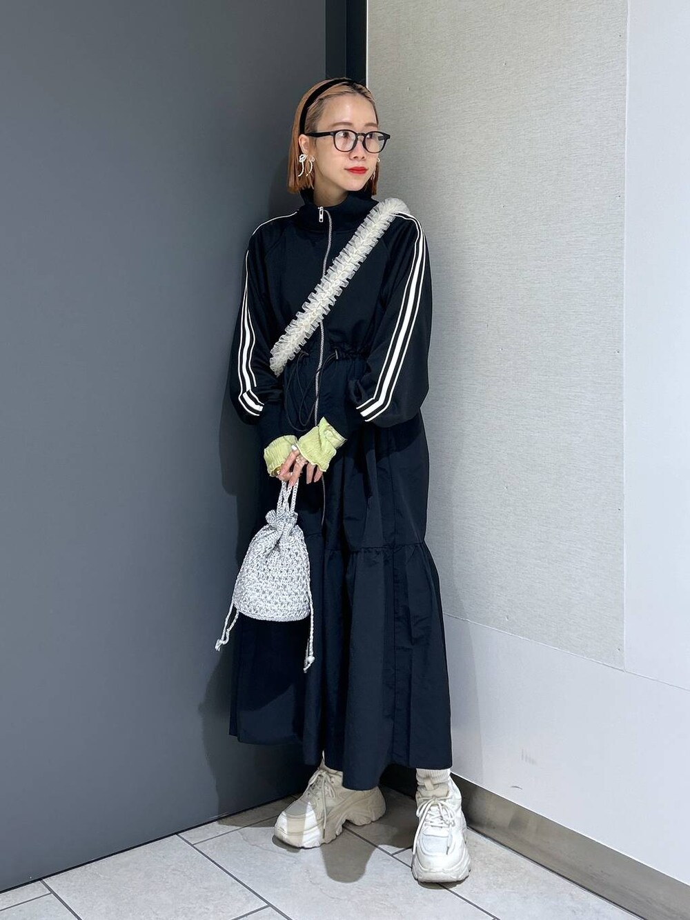 「ワンピース、スニーカー、女子ウケ、個性派、差し色コーデ、ママコーデ、春コーデ、ローリーズスタイル_LOWRYS FARM、公認インフルエンサー_LOWRYS FARM、大人女子カジュアル_LOWRYS FARM、カジュアル、メガネ、LOWRYS FARM、着痩せ・細見え」｜「LOWRYS FARMの曇り止め付メガネ　952570（メガネ、その他）」を使った、milkさん（レディース・160cm）の春コーディネートの1枚目の写真