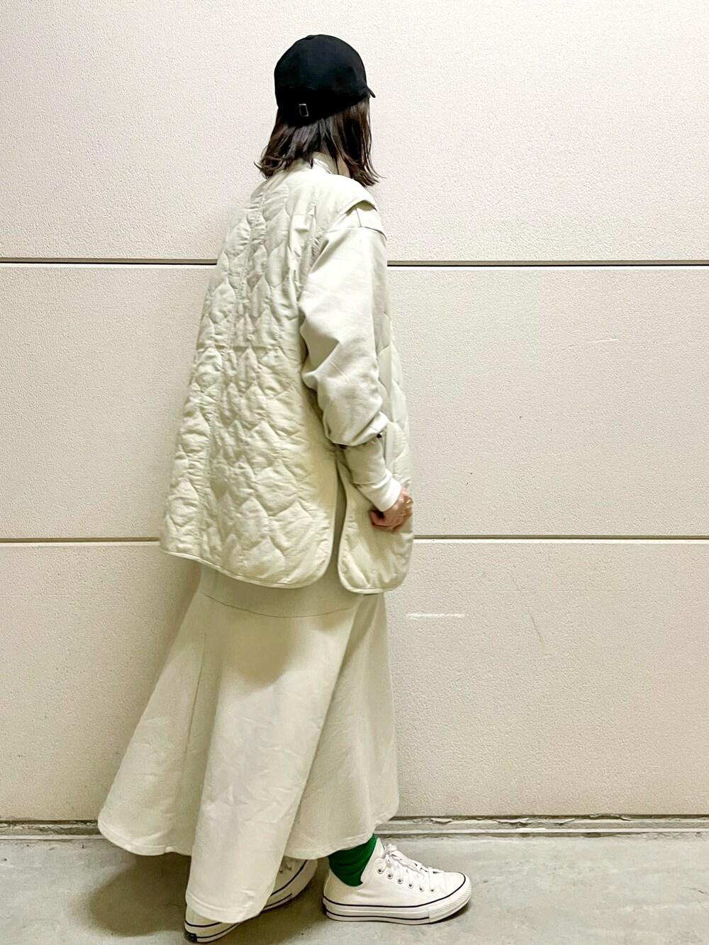 ホワイト系のその他アウター、ホワイト系のワンピース/ドレス、ホワイト系のTシャツ/カットソーを着用したレディースの冬コーディネートの4枚目の写真