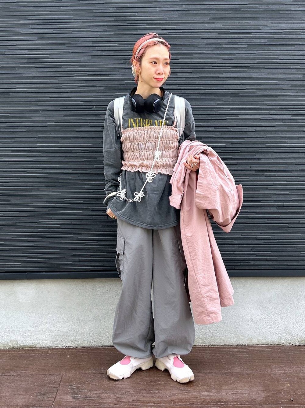 「ビスチェ、ヘアアクセサリー、ソックス、女子ウケ、個性派、差し色コーデ、ママコーデ、春コーデ、ローリーズスタイル_LOWRYS FARM、公認インフルエンサー_LOWRYS FARM、大人女子カジュアル_LOWRYS FARM、カジュアル、メガネ、LOWRYS FARM、着痩せ・細見え」｜「LOWRYS FARMのロゴプリントサーマルソックス　103904（シューズ小物/雑貨、ピンク系）」を使った、milkさん（レディース・160cm）の春コーディネートの1枚目の写真