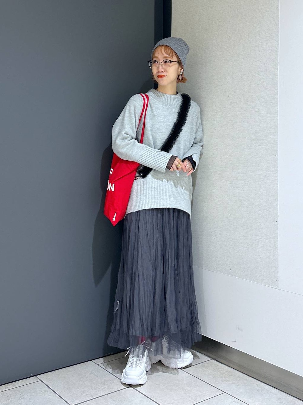 「女子ウケ、個性派、差し色コーデ、メガネ、LOWRYS FARM、着痩せ・細見え、ママコーデ、冬コーデ、ローリーズスタイル_LOWRYS FARM、公認インフルエンサー_LOWRYS FARM、大人女子カジュアル_LOWRYS FARM、カジュアル」｜「LOWRYS FARMのモチモチハイネックプルオーバーＬＳ　968925（ニット/セーター、グレー系）」を使った、milkさん（レディース・160cm）の冬コーディネートの1枚目の写真