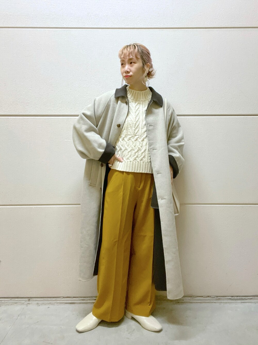 「LOWRYSFARM、ローリーズファーム(LOWRYS FARM)、だから秋服が好き、秋のコーデ、大人コーデ、大人カジュアル、オトナ女子、冬コーデ、カラーパンツ、ベスト、ニットベスト、アウター、ステンカラーコート」｜「LOWRYS FARMのストレッチローブーツ　891771（ブーツ、ホワイト系）」を使った、milkさん（レディース・160cm）の秋コーディネートの1枚目の写真