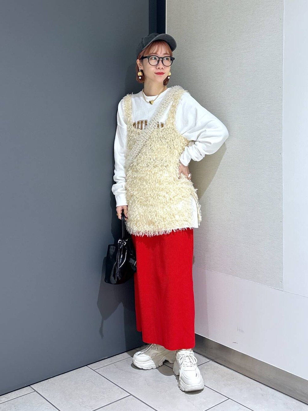 「女子ウケ、ママコーデ、個性派、差し色コーデ、冬コーデ、ローリーズスタイル_LOWRYS FARM、公認インフルエンサー_LOWRYS FARM、大人女子カジュアル_LOWRYS FARM、カジュアル、メガネ、LOWRYS FARM、着痩せ・細見え、スカート、ロングスカート、スウェット」｜「LOWRYS FARMのウォッシュドＣＡＰＮＥＷＥＲＡ　102577（キャップ、ブラック系）」を使った、milkさん（レディース・160cm）の冬コーディネートの1枚目の写真