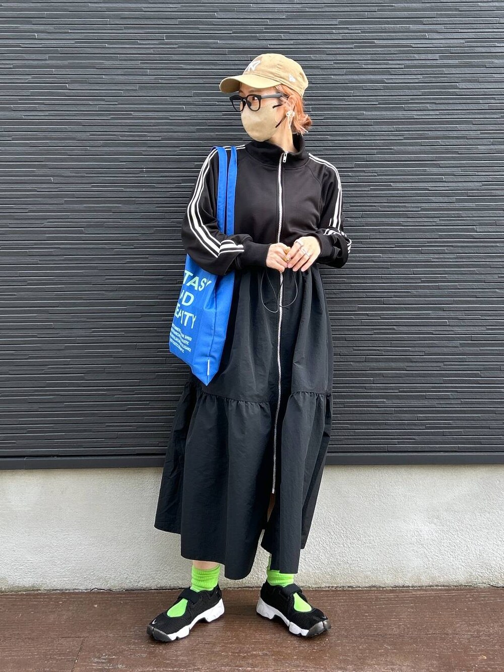 ブラック系のワンピース、ホワイト系のピアス(両耳用)を着用したレディースの春コーディネートの1枚目の写真