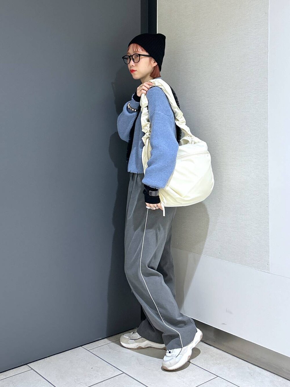 「着痩せ・細見え、女子ウケ、カジュアル、個性派、差し色コーデ、ママコーデ、冬コーデ、ローリーズスタイル_LOWRYS FARM、公認インフルエンサー_LOWRYS FARM、大人女子カジュアル_LOWRYS FARM、メガネ、ワイドパンツ、ニット、ショルダーバッグ、ニット帽」｜「LOWRYS FARMのＧＬＡＳＳＥＳ２　182184（メガネ、その他）」を使った、milkさん（レディース・160cm）の冬コーディネートの1枚目の写真