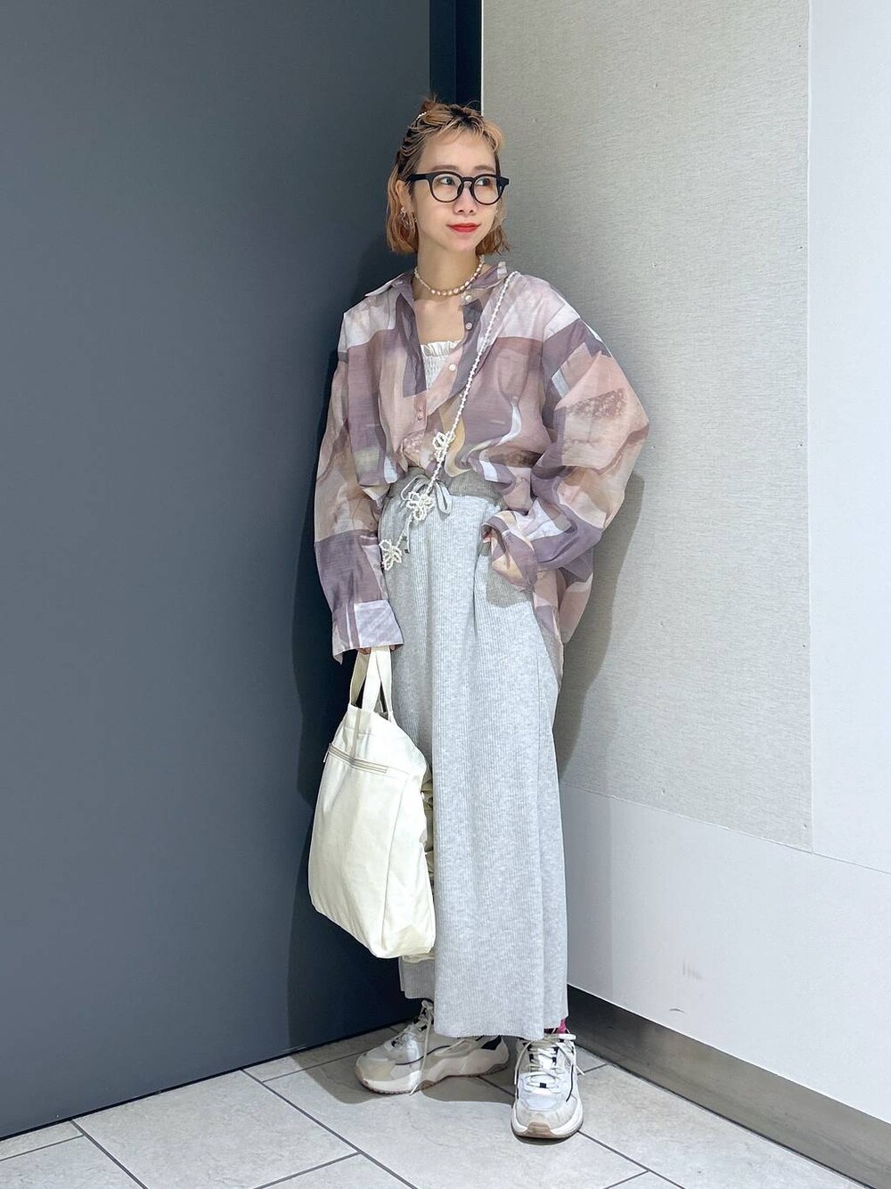 「楽ちんコーデ、女子ウケ、個性派、差し色コーデ、ママコーデ、春コーデ、ローリーズスタイル_LOWRYS FARM、公認インフルエンサー_LOWRYS FARM、大人女子カジュアル_LOWRYS FARM、カジュアル、メガネ、LOWRYS FARM、着痩せ・細見え、シャツ、ドットエスティ春コーデ」｜「LOWRYS FARMのシャーリング2WAYBAG 100159（トートバッグ、ベージュ系）」を使った、milkさん（レディース・160cm）の春コーディネートの1枚目の写真