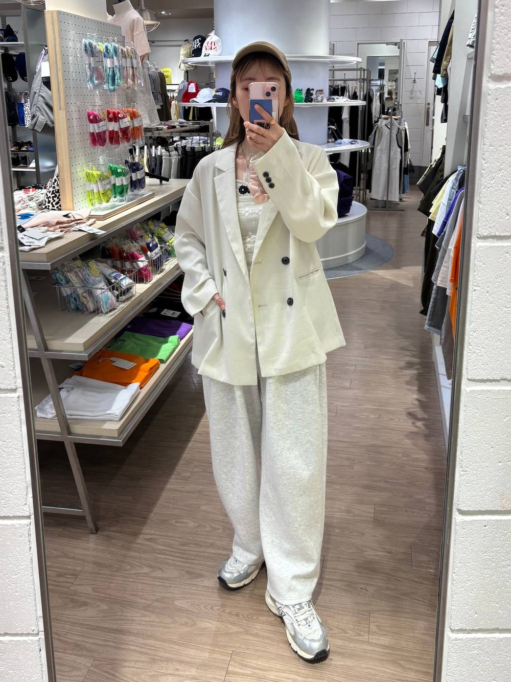 ホワイト系のTシャツ/カットソー、グレー系のスニーカー、ホワイト系のテーラードジャケットを着用したレディースの春コーディネートの1枚目の写真