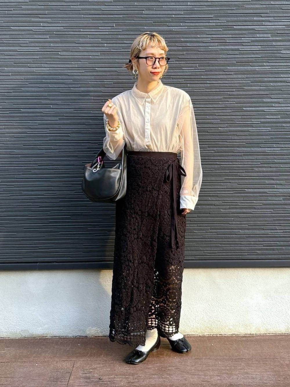 ベージュ系のシャツ/ブラウス、ブラック系のメガネ、その他のバレッタ/ヘアクリップを着用したレディースの夏コーディネートの1枚目の写真