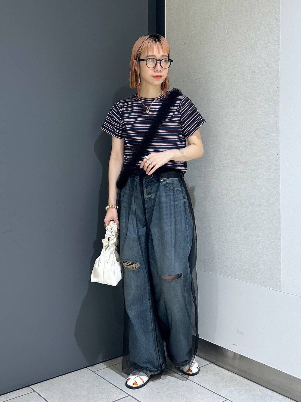 「女子ウケ、個性派、差し色コーデ、ママコーデ、春コーデ、ローリーズスタイル_LOWRYS FARM、公認インフルエンサー_LOWRYS FARM、大人女子カジュアル_LOWRYS FARM、カジュアル、メガネ、LOWRYS FARM、着痩せ・細見え、デニムパンツ、Tシャツ、ボーダー」｜「LOWRYS FARMの２ＷＡＹスタッズＢＡＧ　100164（ハンドバッグ、ベージュ系）」を使った、milkさん（レディース・160cm）の春コーディネートの1枚目の写真