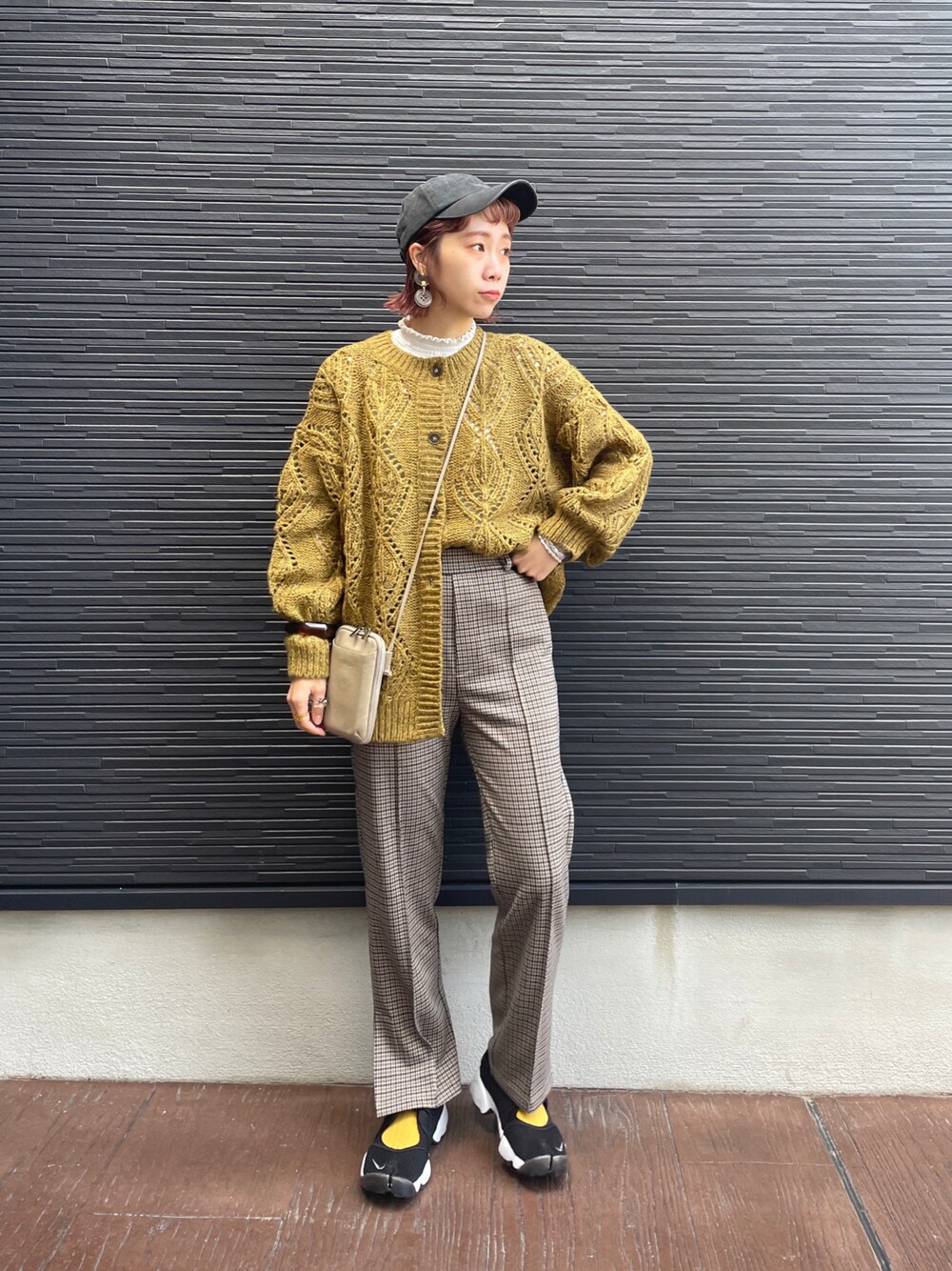 「LOWRYSFARM、ローリーズファーム(LOWRYS FARM)、ママコーデ、ママファッション、ニット、ニットカーディガン、透かし編みニット、チェックパンツ、サイドスリット、エアリフト、キャップ、ハイネック、パンツコーデ、ニットコーデ、レイヤードスタイル」｜「NIKEのNIKE ナイキ WMNS AIR RIFT BR ウィメンズエアリフトBR 848386 001BK/CGRY（スニーカー、ブラック系）」を使った、milkさん（レディース・160cm）の秋コーディネートの1枚目の写真