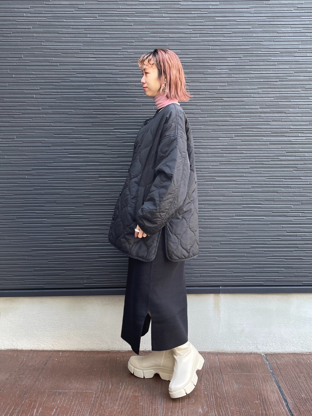 「ローリーズファーム(LOWRYS FARM)、LOWRYS FARM、lowrysfarm、ママコーデ、ママファッション、ワンピース、スニーカーブーツ、ショートブーツ、カラーソックス、キルティング、キルティングジャケット、タートルネック、ピンク」｜「LOWRYS FARMのウォームカラータートル　229392（Tシャツ/カットソー、ピンク系）」を使った、milkさん（レディース・160cm）の冬コーディネートの2枚目の写真