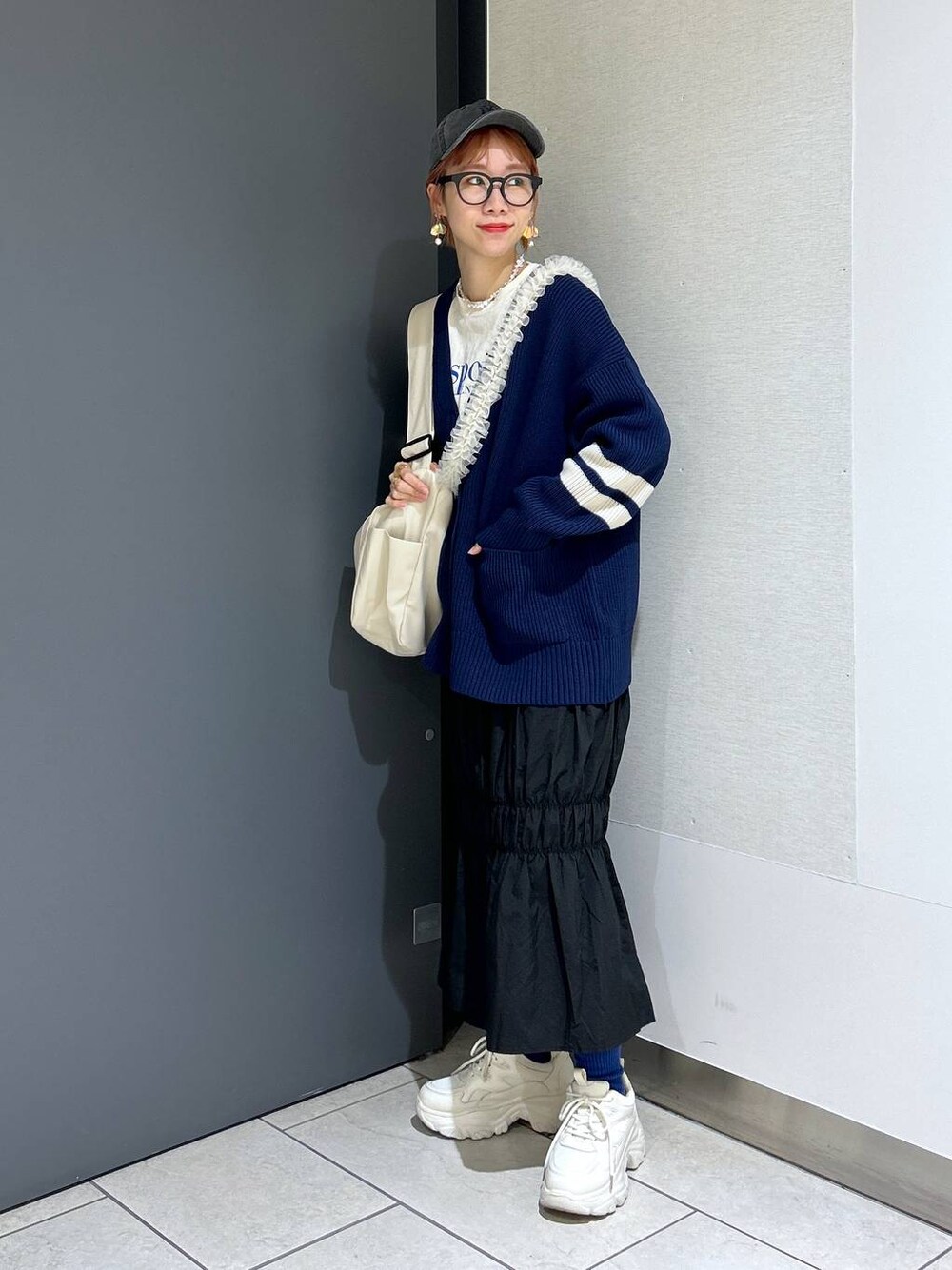「ママコーデ、大人女子カジュアル_LOWRYS FARM、カジュアル、ロングスカート、スカート、ニット、カーディガン、ロンT、キャップ、スニーカー、モバイルグッズ_Me%、Me%、女子ウケ、個性派、差し色コーデ」｜「LOWRYS FARMのウォッシュドＣＡＰＮＥＷＥＲＡ　102577（キャップ、ブラック系）」を使った、milkさん（レディース・160cm）の冬コーディネートの1枚目の写真