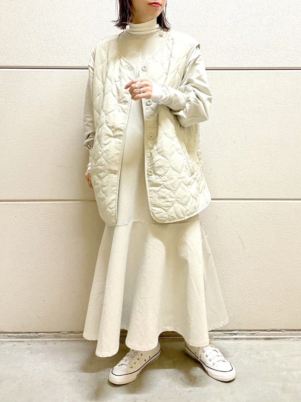 ホワイト系のその他アウター、ホワイト系のワンピース/ドレス、ホワイト系のTシャツ/カットソーを着用したレディースの冬コーディネートの2枚目の写真