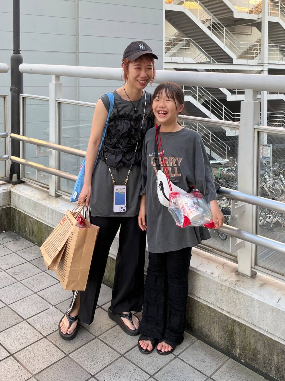 ホワイト系のボディバッグ/ウエストポーチ、ブラック系のその他パンツ、その他のサンダルを着用したレディースの夏コーディネートの1枚目の写真