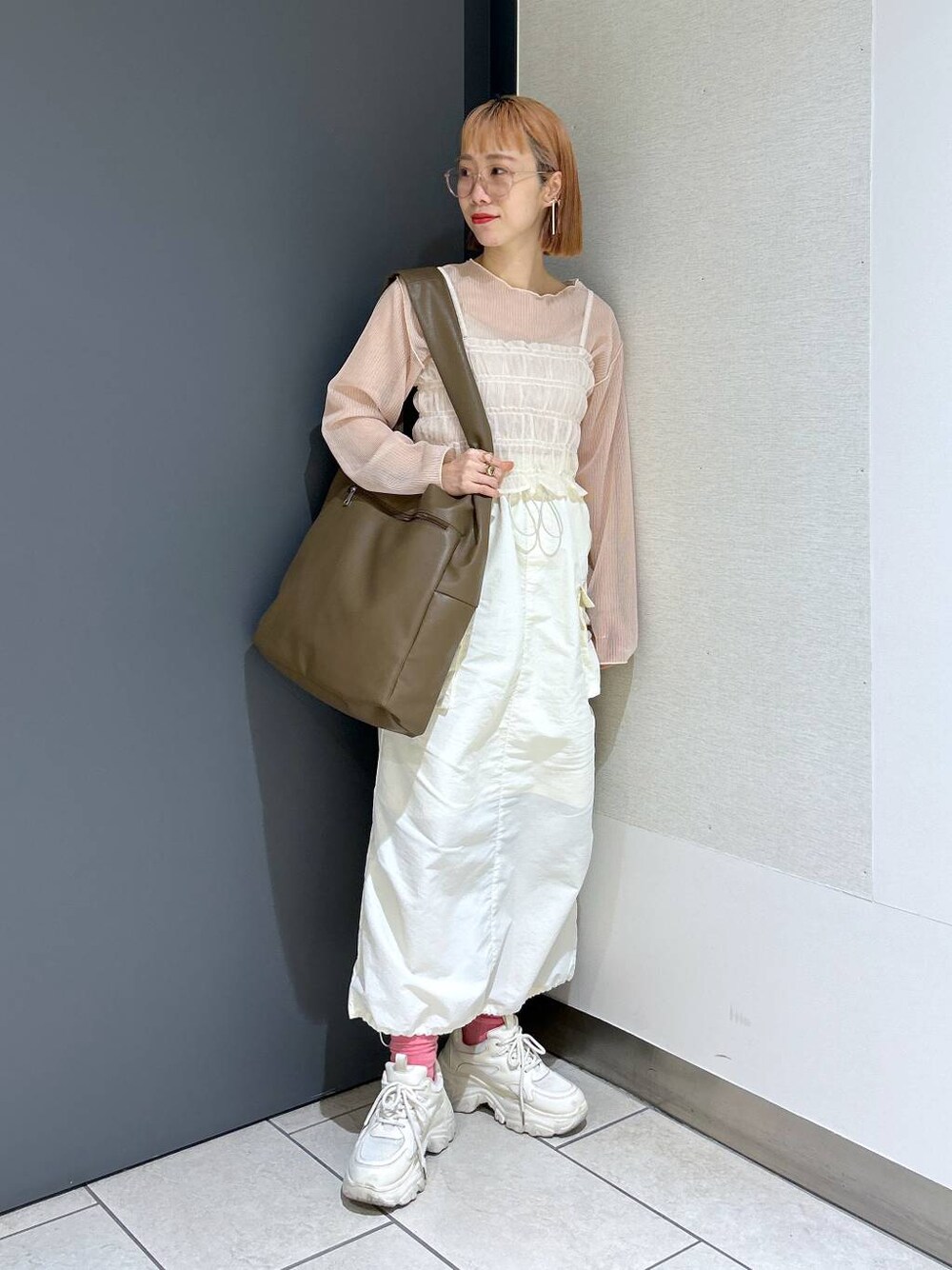 「LOWRYS FARM、着痩せ・細見え、女子ウケ、個性派、差し色コーデ、ママコーデ、春コーデ、ローリーズスタイル_LOWRYS FARM、公認インフルエンサー_LOWRYS FARM、大人女子カジュアル_LOWRYS FARM、カジュアル、メガネ、スカート、ドットエスティフェス、ドットエスティ春コーデ」｜「LOWRYS FARMのヤワラカルイＢＩＧトートＢＡＧ　100157（トートバッグ、ブラウン系）」を使った、milkさん（レディース・160cm）の春コーディネートの1枚目の写真