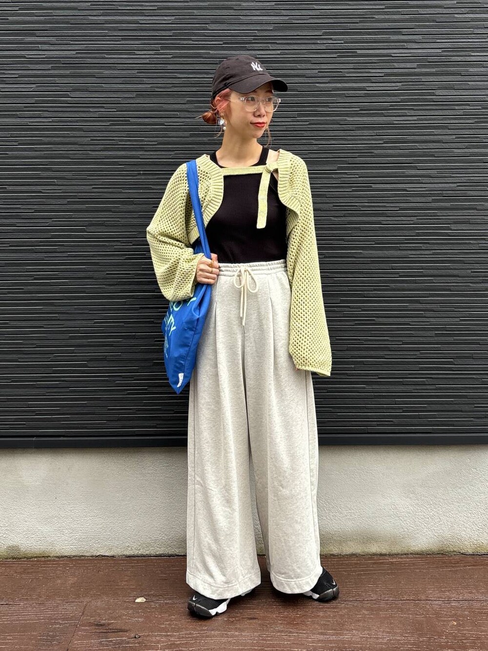 「着痩せ・細見え、スウェット、スウェットパンツ、キャップ、女子ウケ、個性派、差し色コーデ、ママコーデ、春コーデ、ローリーズスタイル_LOWRYS FARM、公認インフルエンサー_LOWRYS FARM、大人女子カジュアル_LOWRYS FARM、カジュアル、メガネ、LOWRYS FARM」｜「LOWRYS FARMのスウェットワイドパンツ　127528（スウェットパンツ、グレー系）」を使った、milkさん（レディース・160cm）の夏コーディネートの1枚目の写真