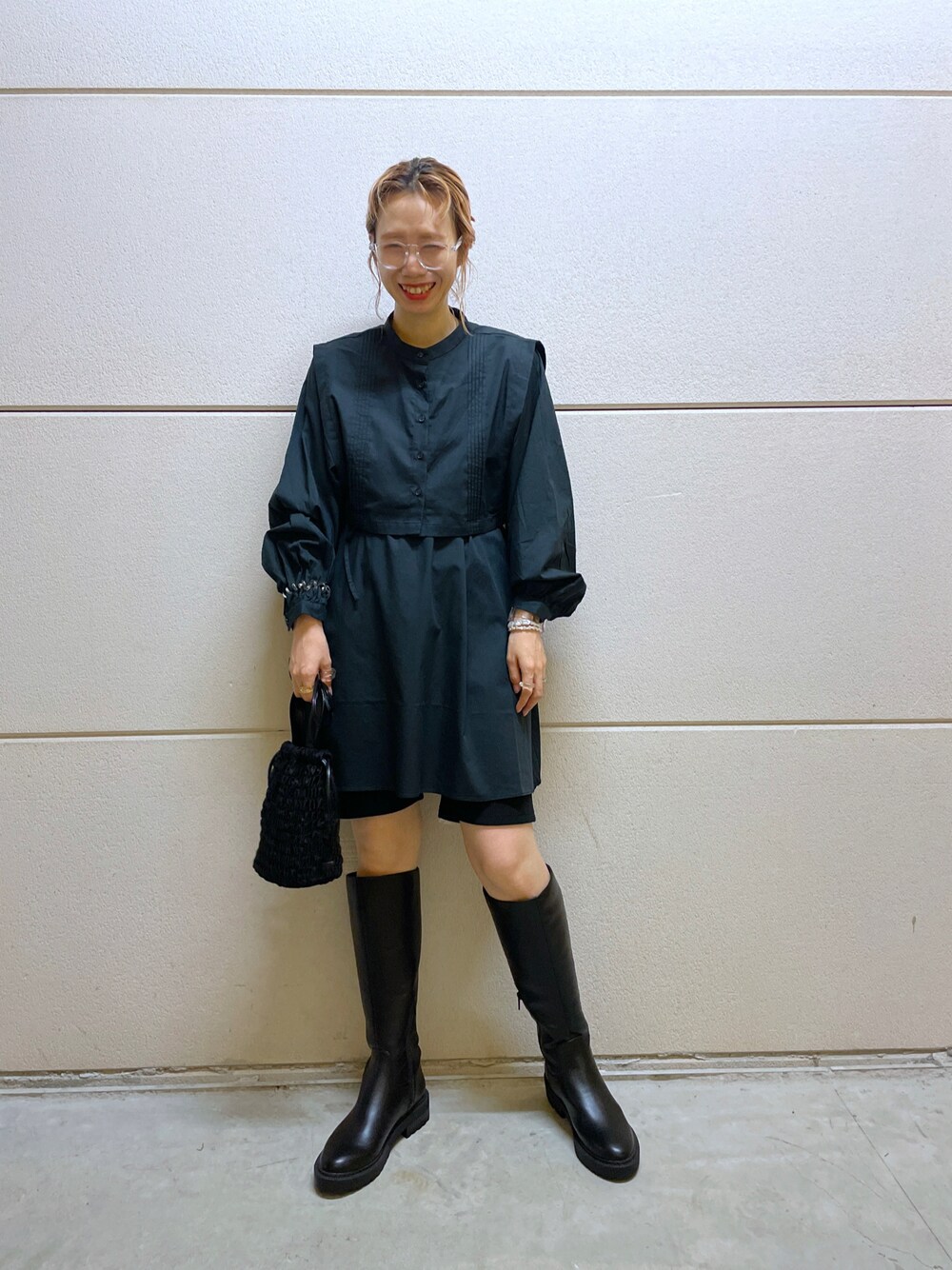 ブラック系のシャツ/ブラウス、ブラック系のショルダーバッグ、ブラック系のブーツを着用したレディースの夏コーディネートの1枚目の写真