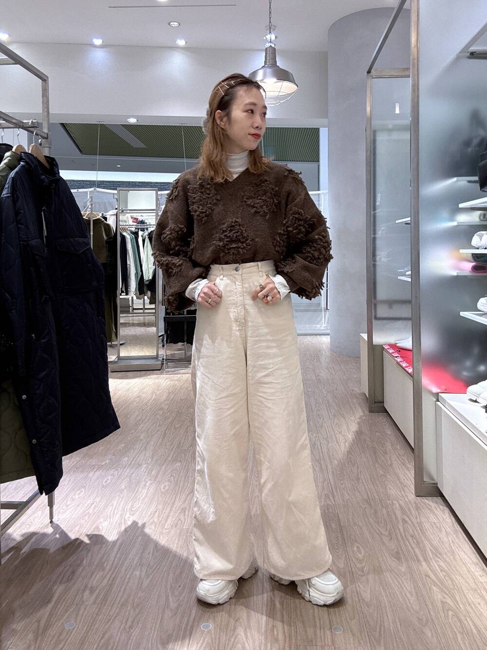「女子ウケ、個性派、差し色コーデ、ママコーデ、秋コーデ、ローリーズスタイル_LOWRYS FARM、カジュアル、秋冬新作、公認インフルエンサー_LOWRYS FARM、大人女子カジュアル_LOWRYS FARM、メガネ、LOWRYS FARM、着痩せ・細見え、冬コーデ」｜「LOWRYS FARMのリブメロータートル　250173（Tシャツ/カットソー、ホワイト系）」を使った、milkさん（レディース・160cm）の冬コーディネートの1枚目の写真