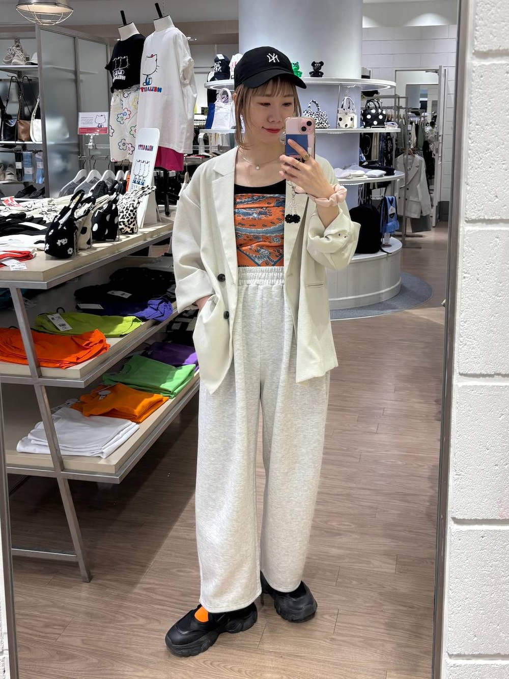 「ローリーズスタイル_LOWRYS FARM、個性派、ママコーデ、女子ウケ、差し色コーデ、春コーデ、公認インフルエンサー_LOWRYS FARM、大人女子カジュアル_LOWRYS FARM、カジュアル、メガネ、LOWRYS FARM、着痩せ・細見え、ジャケット、スウェットパンツ、キャップ」｜「LOWRYS FARMのスタイルＵＰクロスカップキャミ　100757（Tシャツ/カットソー、ブラック系）」を使った、milkさん（レディース・160cm）の春コーディネートの1枚目の写真